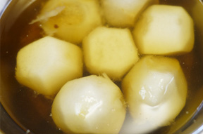 里芋は6角形に皮をむいて軟らかく茹でます。