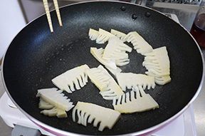 筍はサッと茹でて食べやすい大きさに切り、生姜はせん切りにします。