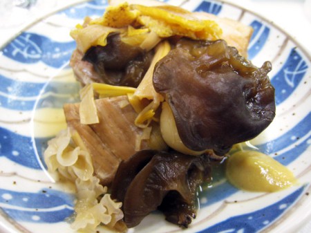 豚バラ肉と木耳、金針菜の煮込み