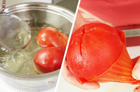オクラを茹でた茹で汁でトマトを湯剥きします。