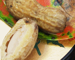 生ピーナッツ（土の中で実が出来る珍しい豆科の落花生、肝臓の代謝を助けてくれる体に優しいおあてです）