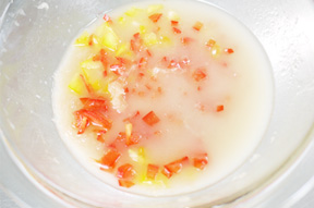 ピーマンをみじん切りにし、ドレッシングに漬けておきます。