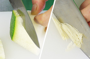 冬瓜の皮をむいて、ひと口大の大きさに切ります。湯葉は1cm幅、生姜は細切りにし、水にさらして針生姜を作っておきます。